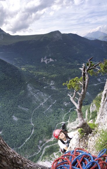 [20070630-GillardesTreeVPano_.jpg]
Next to last pitch of Lucifer. It's probably the Taillefer visible behind.