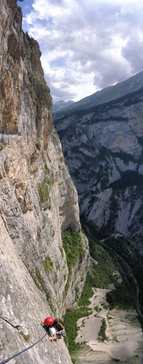 [20070630-GriffesLuciferVPano_.jpg]
On the upper flint slabs of Lucifer. The Souloise pass is visible far below.