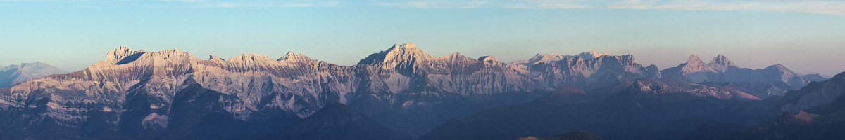 [20071016_182420_DevoluyPano_.jpg]
Sunset over the Devoluy range as seen from Mt Aiguille a good 25km away. From left to right: the Obiou (2790m), the Grand Ferrand (2759m), the peak of Bure farther in the background. The two pyramids on the right are not technically part of the Devoluy but closer: the Aup summit and the Rognon.