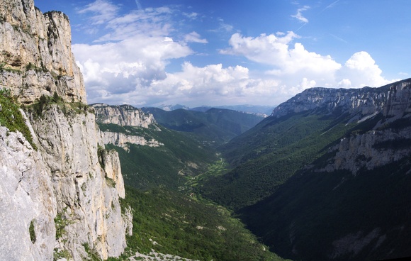 [20070609-171822_ArchianePano_.jpg]
A view down the valley of Archiane. The summit of the cliff is the very south of the Vercors plateau.