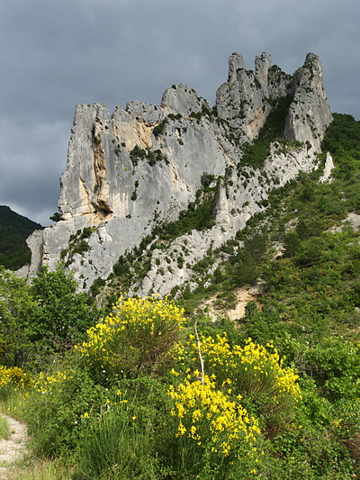 [20100619_175027_Bellecombe.jpg]
Bellecombe seen from the side: some excellent slab routes, but the cliff reveals its true face when seen longitudinally.