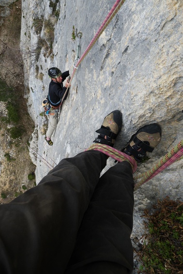 [20110412_142147_Benevise.jpg]
Franck on the Benevisse limestone, as seen from an uncomfortable hanging belay.