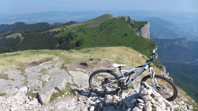 [20130715_105657_3becsVTT.jpg]
Different time, different mean of transportation: mountain biking around the entire ridge.