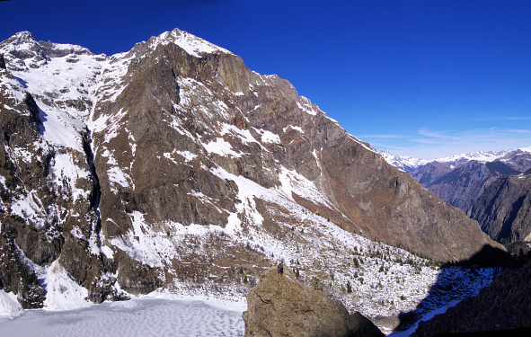 [20080302_105115_LauvitelRochailPano_.jpg]
Above the Lauvitel lake, after a rather shitty traverse on soft snow and loose rock.