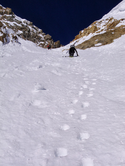 [20080426_071337_BrechePlateAgneaux.jpg]
Higher up into the couloir. As you may notice I'm trailing in the distance. I have the excuse that I'm taking pictures, but the truth is more that they have super light equipment that weight way less than half of mine.