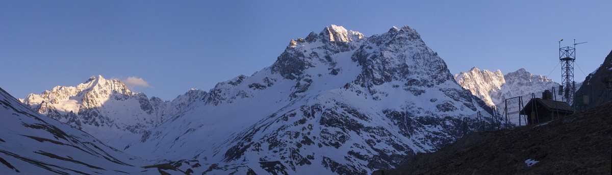 [20090413_194417_RefAlpePano_.jpg]
Evening view on the Agneaux (left background), the Chamoissiere peak (center, the Villard d'Arene alpine hut is just at the base, hardly visible), the Grande Ruine and the local weather station.