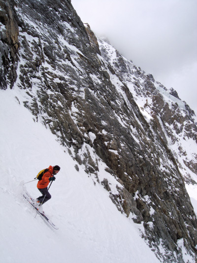 [20090509_105910_GlacierNoir.jpg]
Middle part of the couloir. Herve skied 'something' in the middle of those rock slopes.