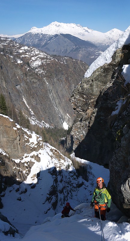 [20100313_134342_CascadeVillardVPano_.jpg]
Agostino and Jenny making it to the top of the central icefall of Villard. Direct view on the Etendard.