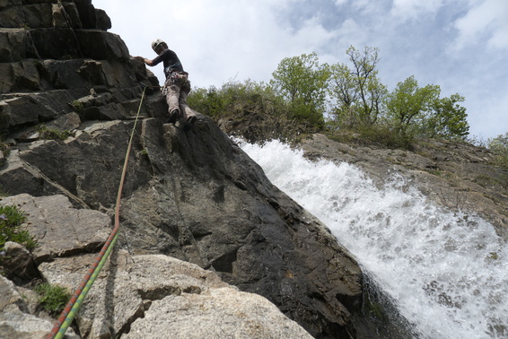 [20110507_162656_CascadeVillard.jpg]
Last pitch, doing the overhang with water sprayed by the wind. Chalk won't help you there.