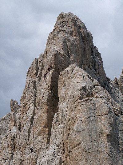 [20080817_133216_FiammeDiPietra_Gervasuti.jpg]
At the pass between Corno Grande and Piccolo, the Fiamme di Pietra have the pure unadultered best limestone on the planet. Here people on the ever classic Gervasutti pillar.