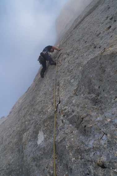 [20100822_111402_GranSasso2ndSpalla.jpg]
Tonino on the thin pockets of Aquilotti 75. Great limestone.