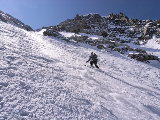 [20070421-105906_CochetteCouloirSki.jpg]
Going down the steep Cochette couloir.