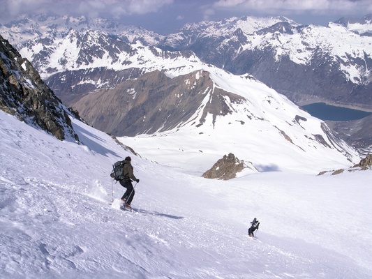 [20070421-110359_CochetteCouloirSki.jpg]
Going down the Cochette couloir. The pass below is the Couard with the small summit above it the Aiguillettes. Belledonne fills the background.