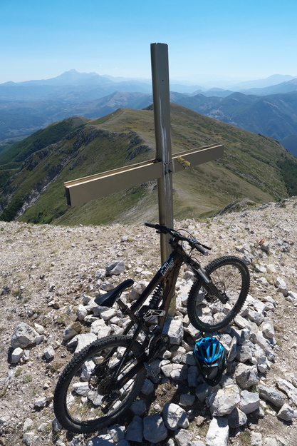 [20120809_100005_MtDiCambioVTT.jpg]
Summit of Monte di Cambio, getting ready to go down the steep and rocky east ridge visible below.