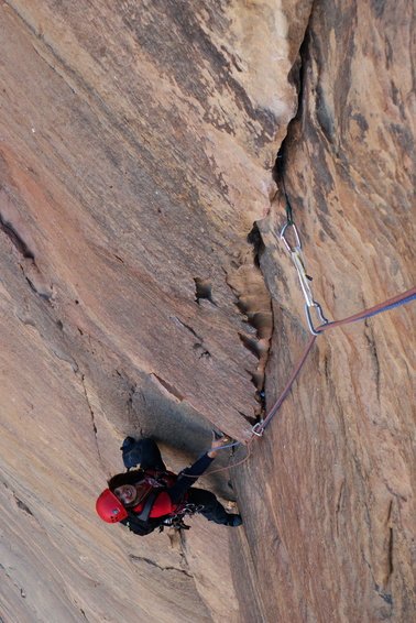 [20111031_154542_Inferno.jpg]
3rd pitch of Inferno, and excellent climb we did on our first day after flying and riding by taxi all night. Maybe not the easiest but it puts you right in the mood: one first pitch in not so good rock (or so you feel at the beginning), a second pitch with a hard not so well protected move and a 3rd pitch with an awesome 55m endless crack corner.