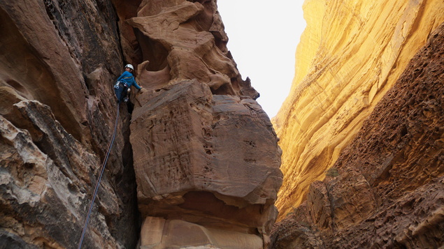 [20111101_121654_HikersRd.jpg]
Long dihedral pitch inside the Siq (canyon).