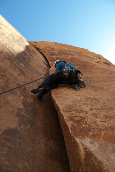 [20111102_115035_TheBeauty.jpg]
5 pitches higher and the much feared final offwidth pitch of the route. Which way do you wanna go: layback of full-body jam ? Vincent chose the opposite of me and still bears the scars. I had a #6 (visible here on my rack) but I could only place it on the 1st 3 meters. Trying to move it up wasn't a good idea as it jammed in a bad orientation. Anyway after the 1st 3 meters it gets much easier and can protect with a #4 or less.