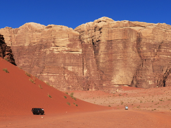 [20111104_080237_BarrahCanyon.jpg]
Red dunes in the desert facing the tough Arnaud Petit route 'La Guerre Sainte'. Don't expect to watch the sunset in solitude here: plenty of 4x4 show up at the last minute, loaded with tourists and then head back to their respective desert camps.