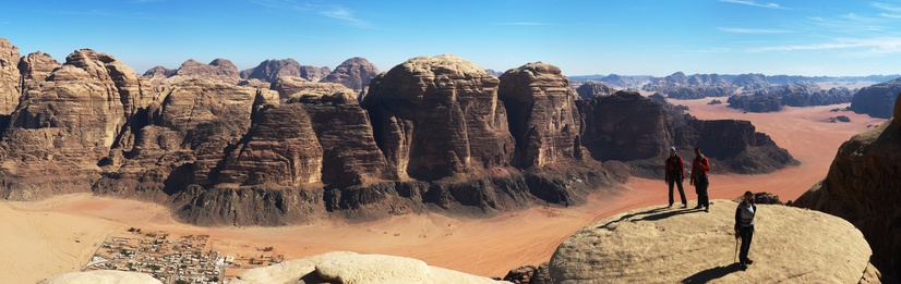 [20111109_122514_HammadsRoutePano_.jpg]
Panoramic view on the Wadi Rum village and the Ishrin range.