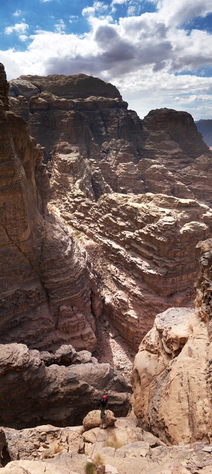 [20111115_115841_BlackCorner_VPano_.jpg]
Vertical panorama of the middle pitch of Black Corner. Immediately after we continue on Black Corner we find a different kind of difficulty: route finding and softer rock. There are 4 parallel chimneys and I'm not sure I picked the easiest one. Then above that a 60m pitch of pancakes and soft mushrooms. Rope drag included for the same price. There are a few cairns on the route, to make you believe you aren't lost.