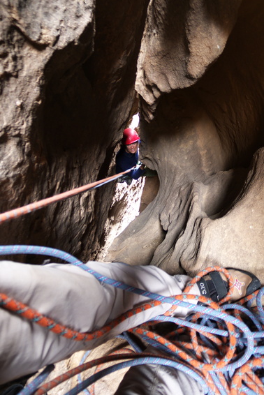 [20111115_130738_BlackCorner.jpg]
Higher up you get completely inside a huge cleft. No belay possible but it's not difficult so a shoulder belay will do, even while taking pictures.