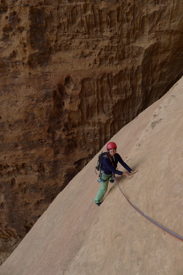 [20111115_135810_BlackCorner.jpg]
And now let's go for a pitch of grade 2 traverse. Should be easy, right ? No pro at all and then the rope drag kicks in. At the first vertical crack I stop and do a belay. The guidebook says to climb diagonally from there...