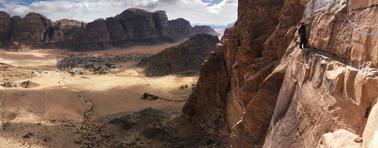 [20111119_112234_FlightOfFancy_Pano_.jpg]
Jenny on the exposed traverse of the last pitch of Flight of Fancy. It's not difficult but hard to protect well and mostly balancy on the feet.