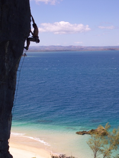 [20081006_094254_SeaClimbing.jpg]
Climbing the profile of the pillar of 'L'ile aux tresors' (6b+).