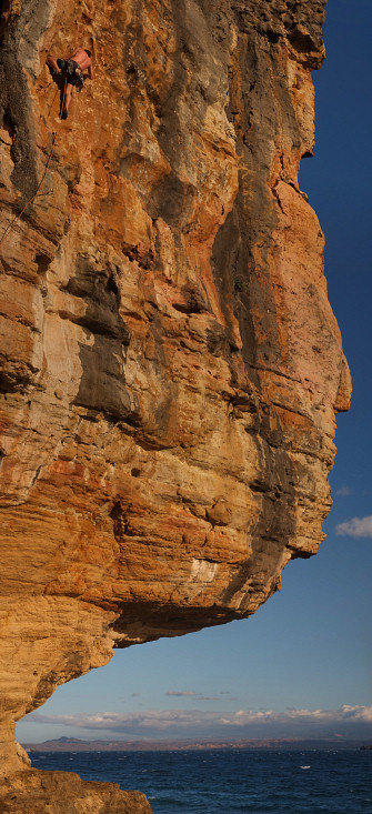 [20081008_170034_GrandLarge7a-5VPano_.jpg]
Above the 8b roof. Deep water soloing anyone ?