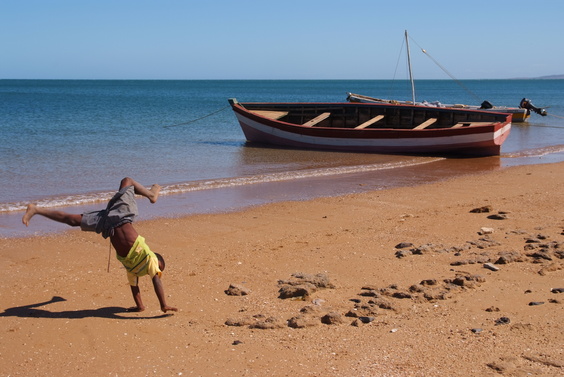 [20081009_084329_BeachKids.jpg]
Kid doing flips on the beach in front of a fishing boat that looks eerily similar to what you can see in the Brest harbor.