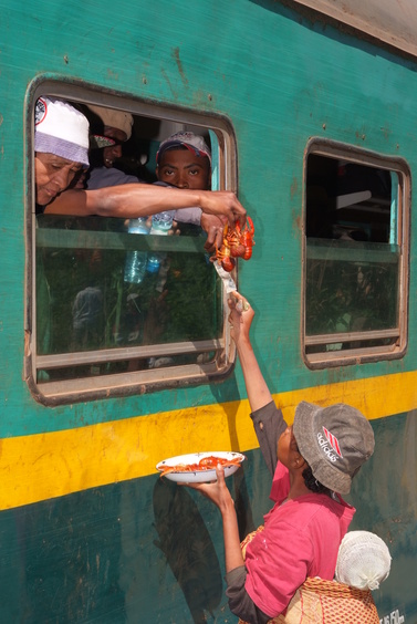 [20081023_083917_TrainTrip.jpg]
Purchasing cooked crayfish right out of the window of the train. There's only one stop where they sell them: in the stop right before Amdrambovato, so if you are ever on that train, don't miss them.