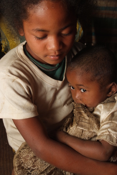 [20081024_090156_Villages.jpg]
Malagasy teenager and her little sister.