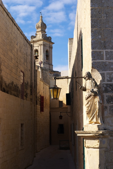 [20101029_104106_MaltaMdina.jpg]
Inside Mdina. Although the Arabs occupied the island for only 3 centuries and it was 15 centuries ago, their influence was important, particularly in the place names and the Maltese language. Also in irrigation techniques, wikipedia tells us.