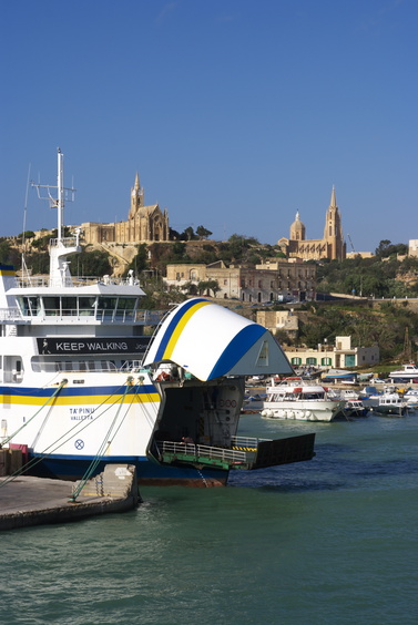 [20101101_101515_MaltaTraverse.jpg]
Arrival in Gozo: the harbor of Mgarr with a church competition. The knights really poured money into those projects. I guess pillaging the holly land was a highly profitable business. Nothing new here.