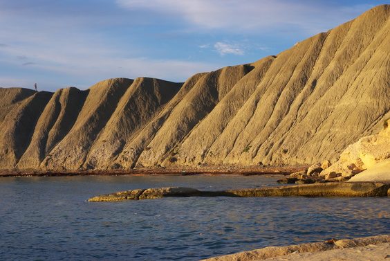 [20101102_174025_GnejnaBay.jpg]
Dry mud eroding into Gnejna bay.