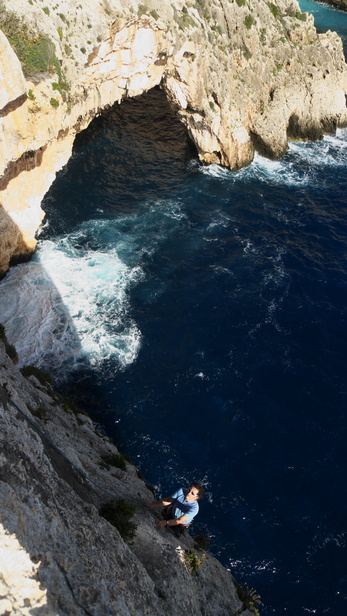 [20101103_112403_BlueGrottoClimbing.jpg]
Too many wave for deep water soloing, so a rope is necessary.