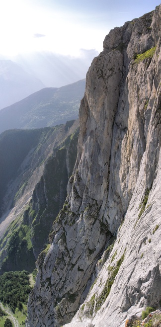 [20070728-191027_CroixDesTetesVPano_.jpg]
A view on the upper section of the pillar. The route finishes bellow the grassy patch.