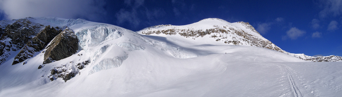 [20080502_064305_AlbaronPano_.jpg]
Panorama of the east face of the Albaron, a short section is exposed to serac falls. Alice is in much better shape than me that day and she digs the trail almost the entire way up.