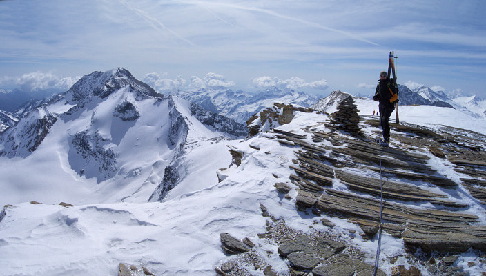 [20080502_092927_AlbaronSummitPano_.jpg]
Summit of the Albaron, still with the Ciamarella in full view. The others are tailing us. It's windy and cold, so we want to make sure we are the first ones on the rappel.