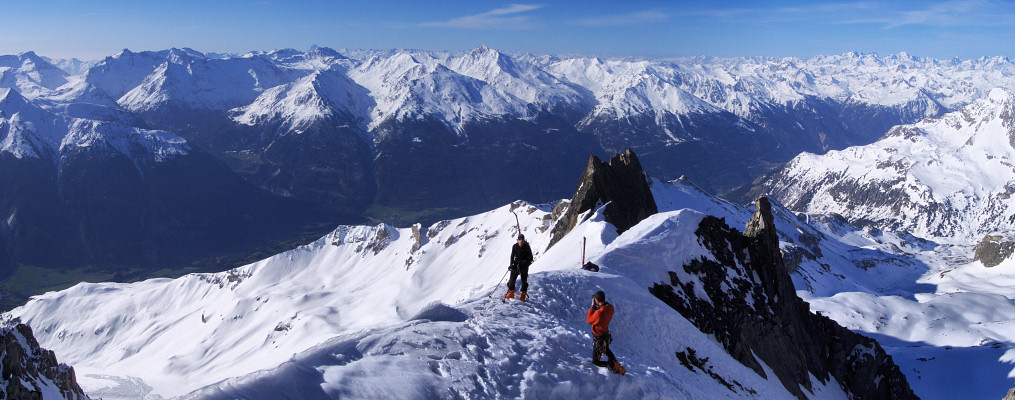 [20080504_074959_DentParracheePano_.jpg]
The normal winter route to the Dent Parrachée takes a couloir just too steep to go up with skis, leading to a wide shoulder. We take some time on it taking pictures before we cross the exposed section above.