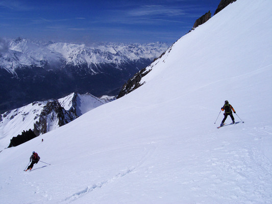 [20080504_101722_DentParracheeSkiDescent.jpg]
Cautiously skiing down the upper part of the dent parraché. Right above the deadly section, I feel my binding move: something's wrong with it and my foot rattles with it. It suck since it's brand new.