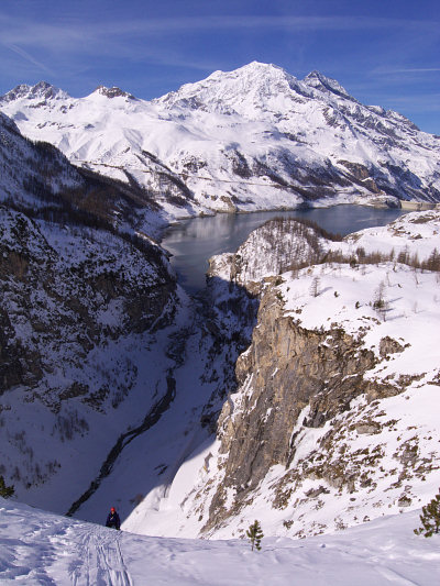 [20090221_131638_LaDailleIce.jpg]
A view on the Tignes lake from the summit of the Daille waterfall.