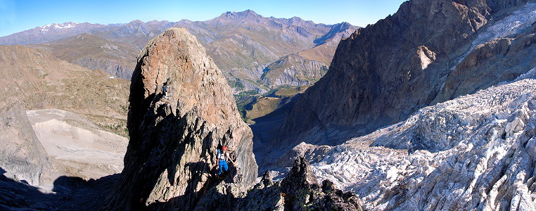 [20060905-1112-EnfetchoresPano_.jpg]
The crux section of the Enfetchores approach to the Meije, as used when coming up from La Grave. Yes, that ugly glacier on the right is what we skied in the above images...