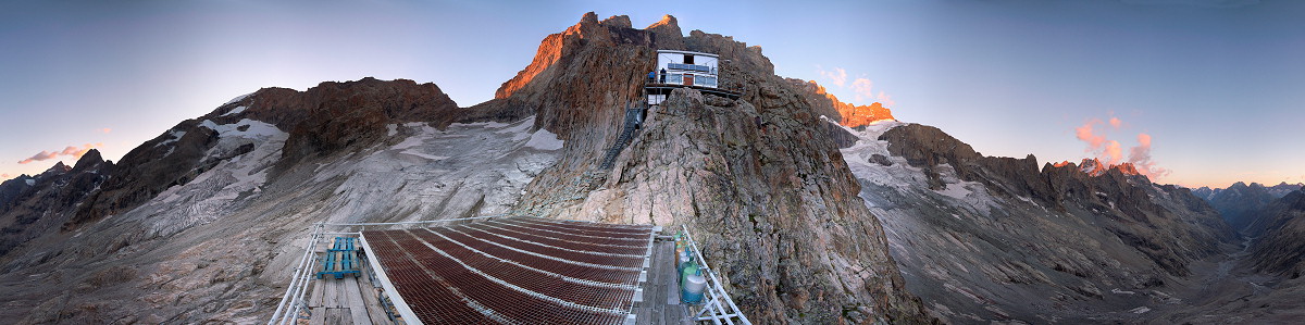 [20060905-2011-PromontoirePano_.jpg]
360° panorama taken from the helipad of the Promontoire refuge, below the south face of La Meije.