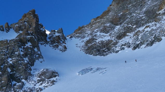 [20110320_114531_Gandoliere.jpg]
Finally we see the couloir itself and we start the deeper and softer snow.