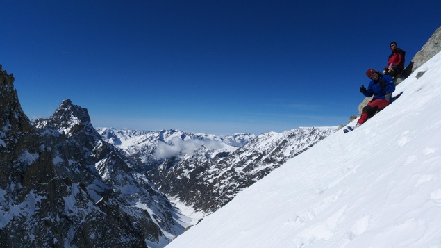 [20110320_125604_Gandoliere.jpg]
The summit (actually it's a pass), Ago and Benoit enjoying the sun while they wait for us.