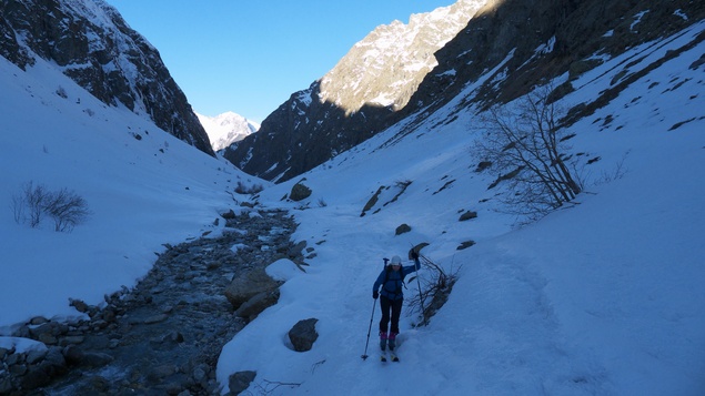 [20110323_081749_VallonDiable.jpg]
A few days later with Jenny, going up the Vallon du Diable again, this time with the Burlan as an objective for me, and the Replat for her.