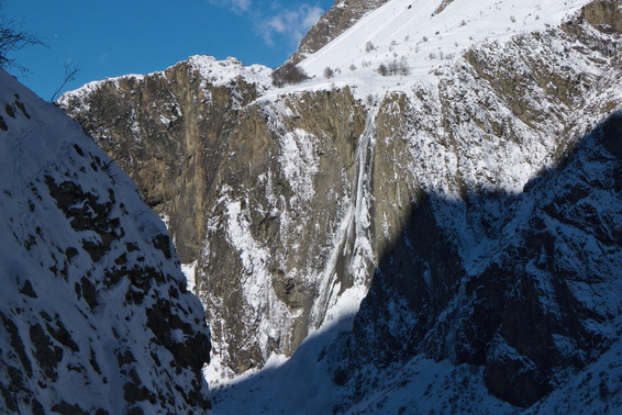 [20130209_115928_LaGravePhantasme.jpg]
A good view on the most sought after icefall in France: La Pisse. It very rarely freezes, has too much water, gets too much sun, collapses easily due to smooth rock and has been climbed only a handful of times.