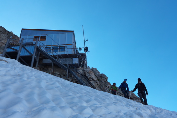 [20130727_081207_LaMeijePromontoire.jpg]
Leaving the Promontoire hut in late morning. We were the last ones to wake up and left at about 8am.