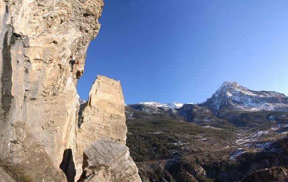 [20061222-Vignettes_Pano_.jpg]
Hubert working on a 7b route at the Vignette, the local winter cliff, south facing and well sheltered from the cold winds.